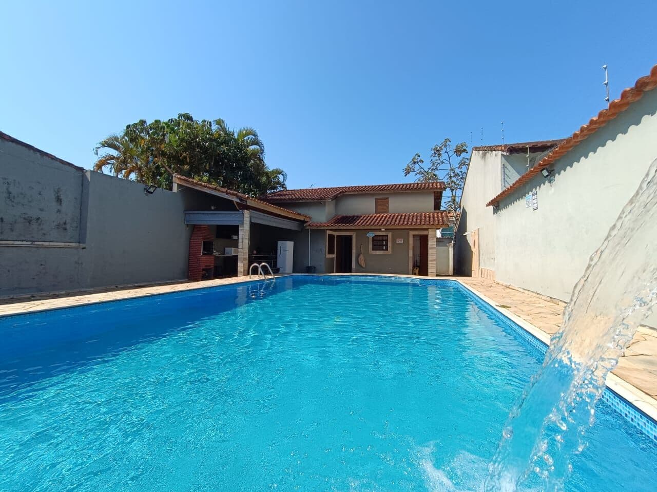 Casa com porteira fechada, com 3 quartos, área gourmet e piscina, à 700m da praia