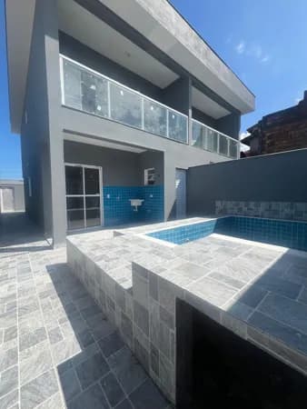 Casa com 2 suítes, piscina, à 1000m da praia