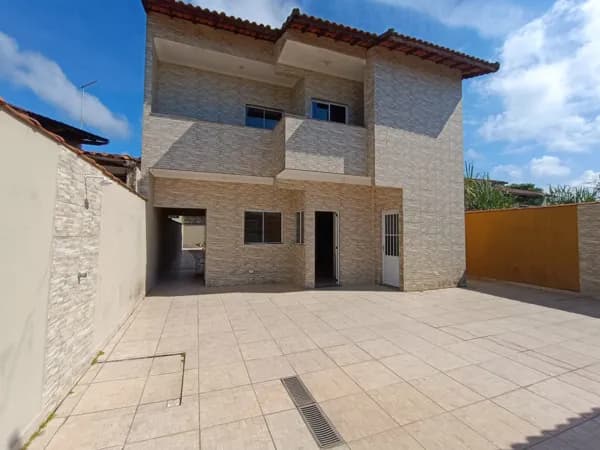 Casa com 2 quartos, sendo 1 suíte à 800m da praia