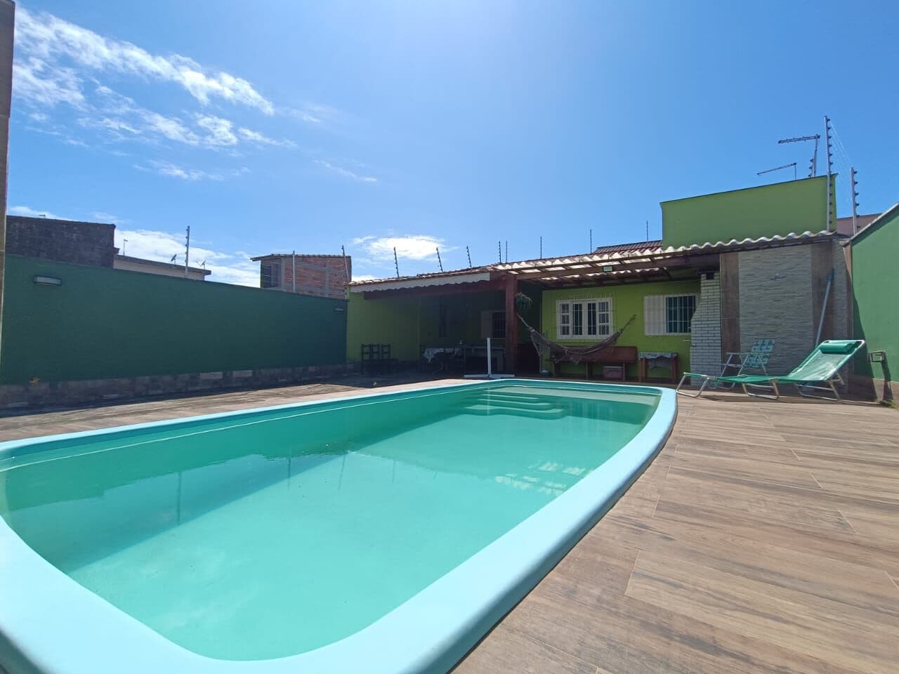 Casa, porteira fechada, com 2 quartos e piscina, à 800m da praia