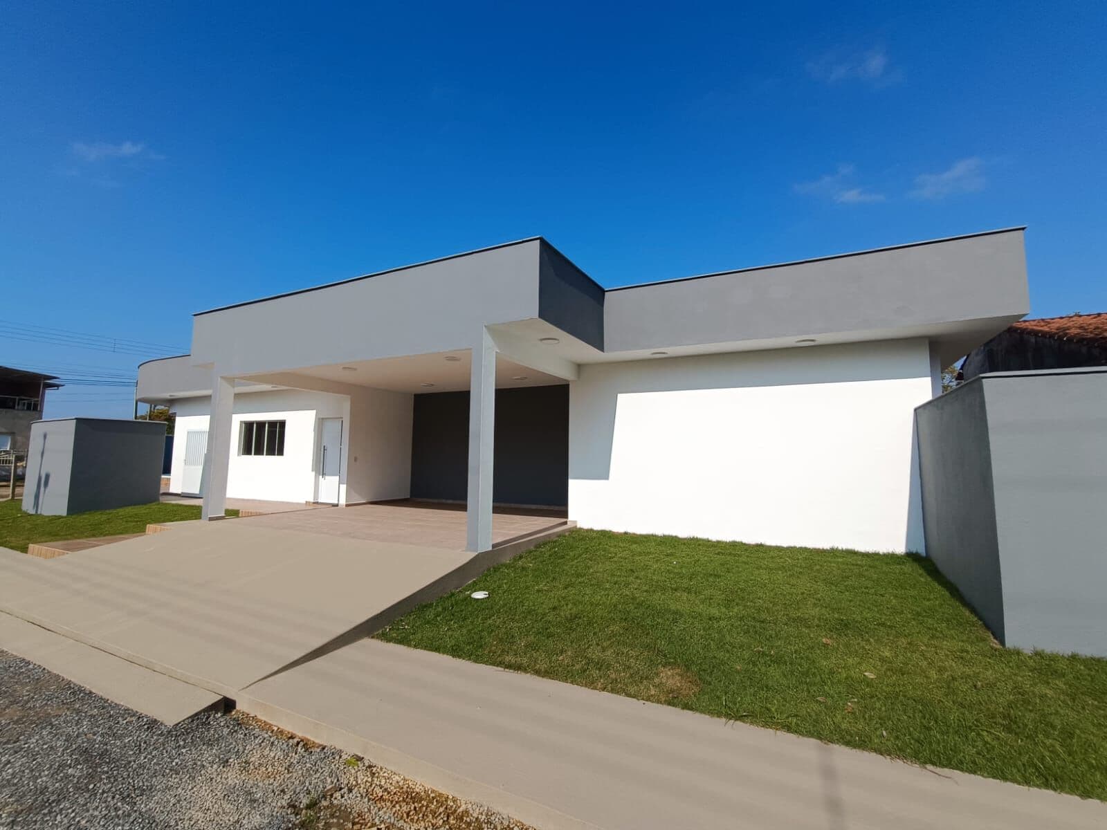 Casa em condomínio fechado, com 3 suítes, piscina, à 800m da praia