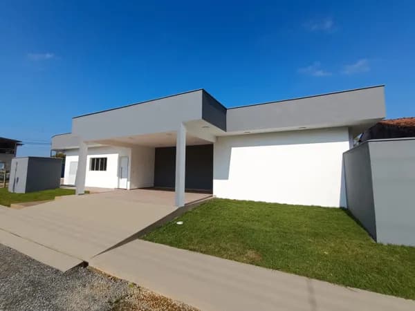 Casa em condomínio fechado, com 3 suítes, piscina, à 800m da praia