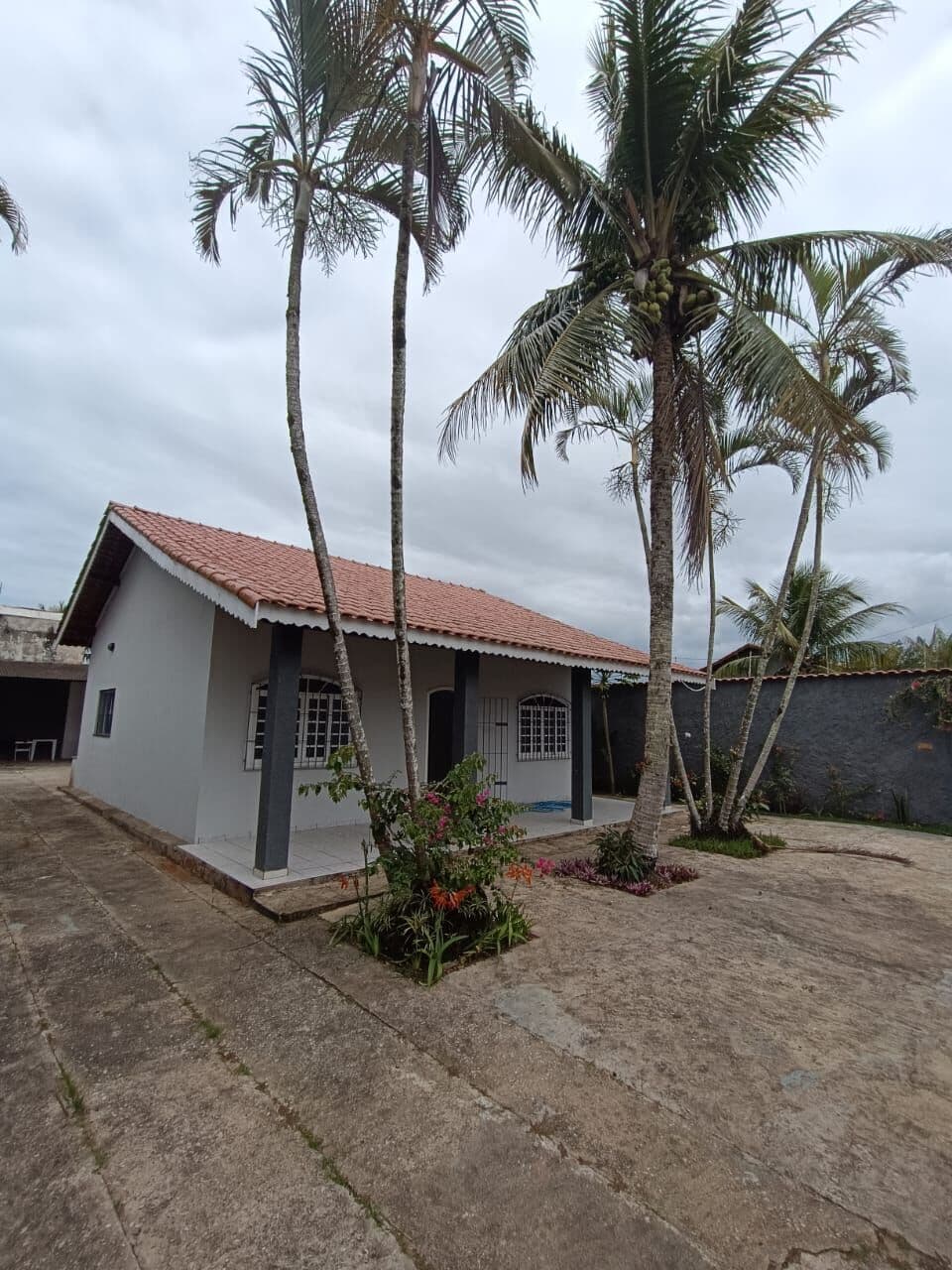 Casa perto da praia, com 2 quartos e terreno espaçoso
