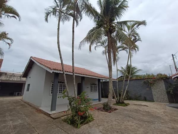 Casa perto da praia, com 2 quartos e terreno espaçoso