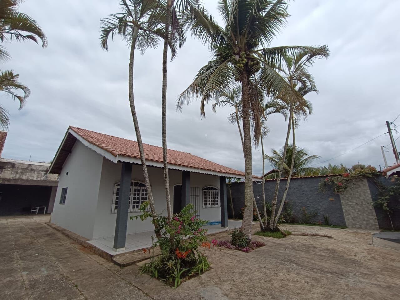 Casa perto da praia, com 2 quartos e terreno espaçoso