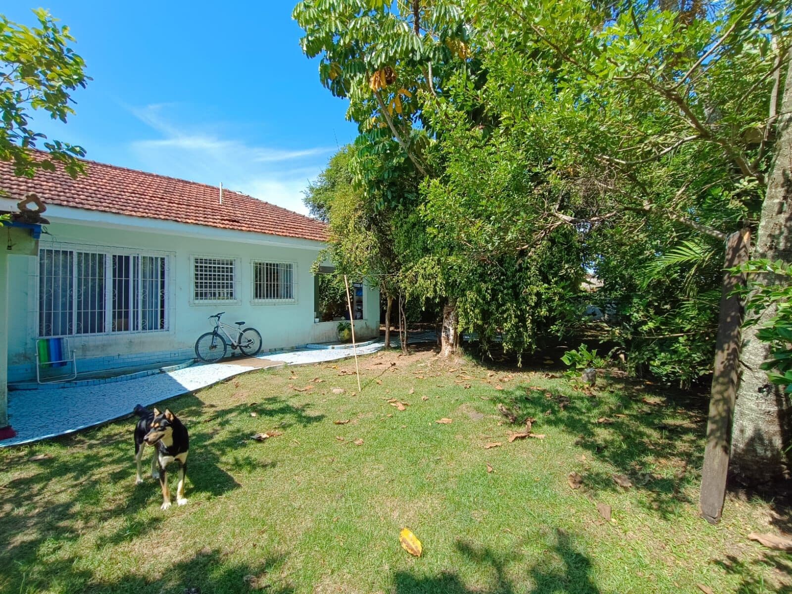 Casa à 100m da praia, com 493m² de terreno e 2 quartos, sendo 1 suíte