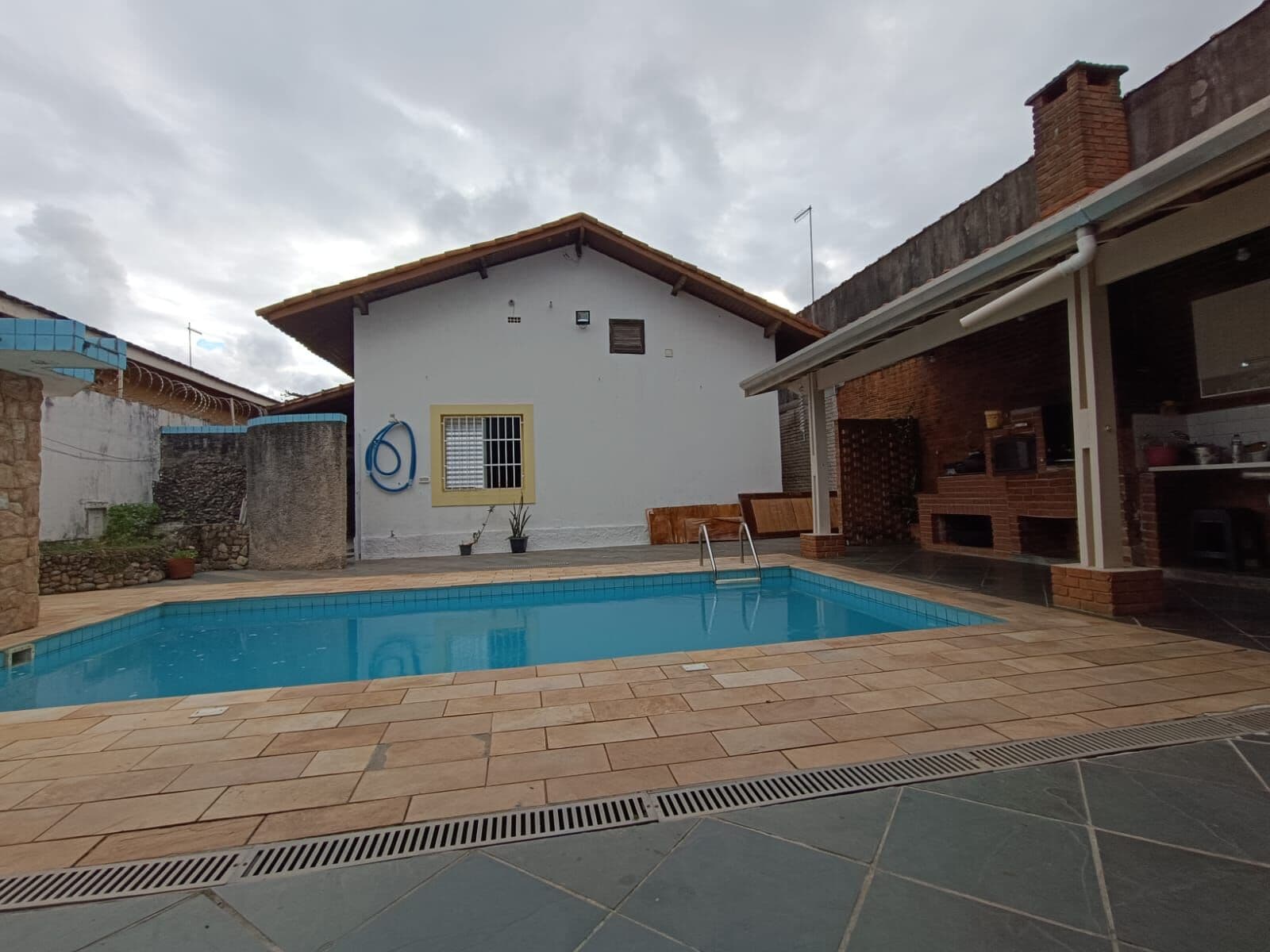 Casa com 5 quartos, sendo 4 suítes, piscina, à 300m da praia