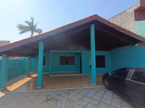 Casa à 250m da praia, com 2 suítes, perto do comércio local