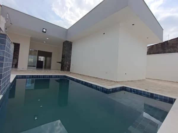 Casa alto padrão com 3 quartos, sendo 2 suítes, piscina, à 200m da praia