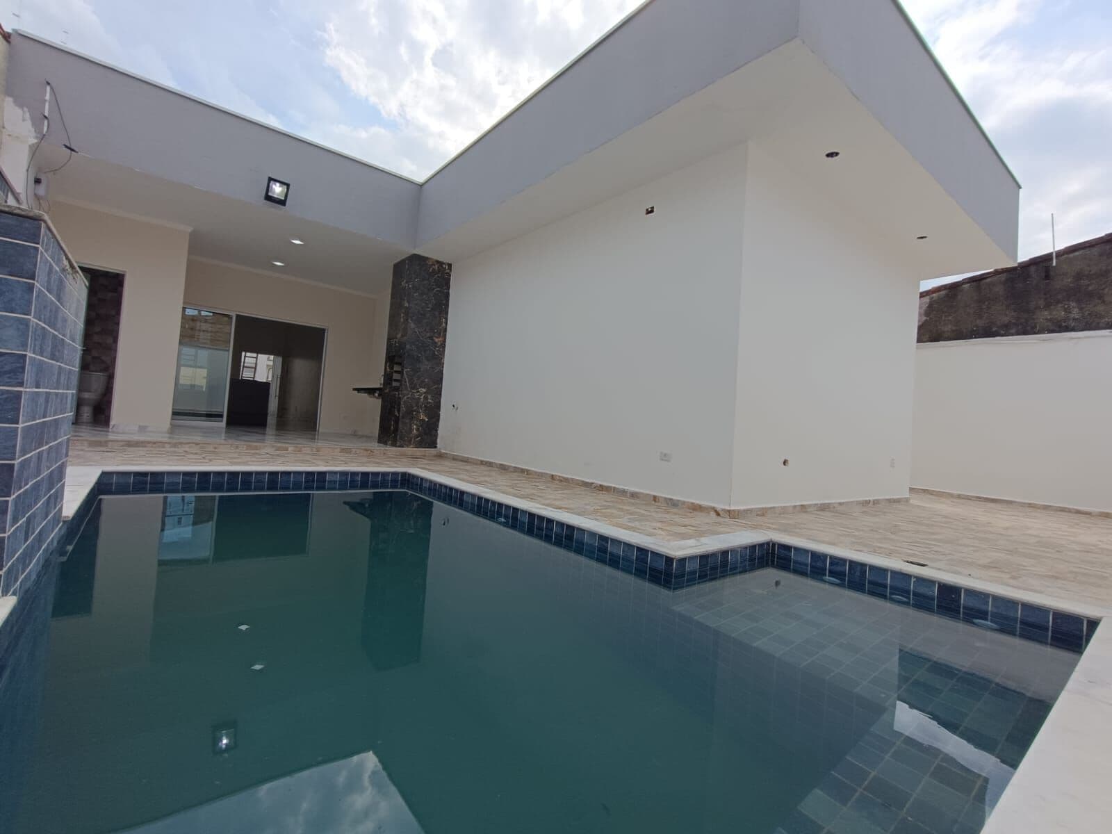 Casa alto padrão com 3 quartos, sendo 2 suítes, piscina, à 200m da praia