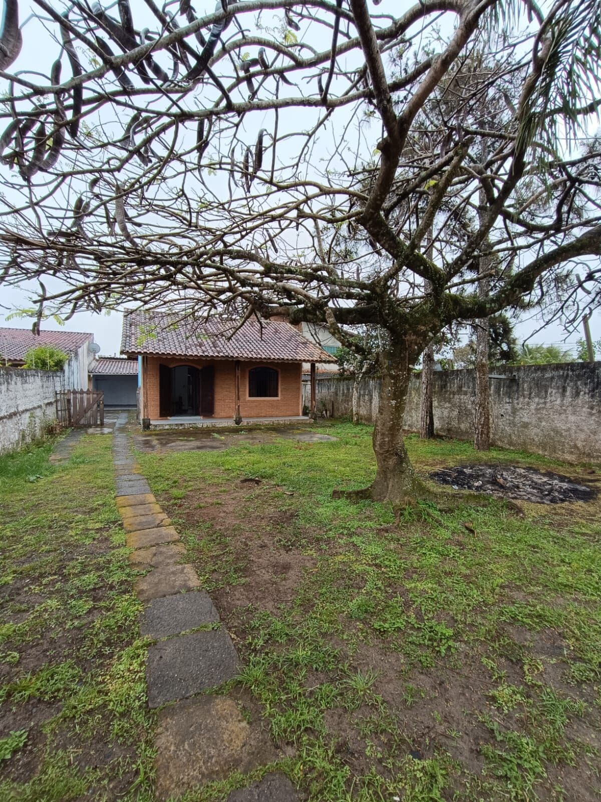 Casa com 2 quartos, terreno espaçoso, à 400m da praia