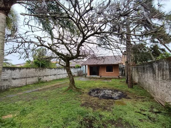 Casa com 2 quartos, terreno espaçoso, à 400m da praia