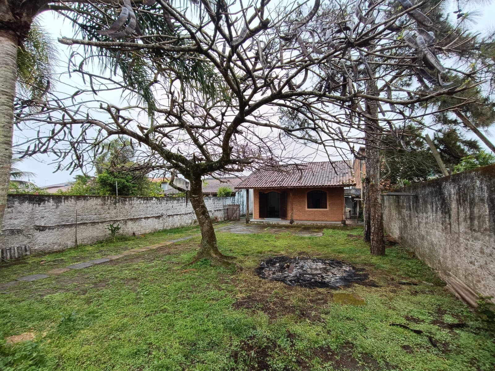 Casa com 2 quartos, terreno espaçoso, à 400m da praia