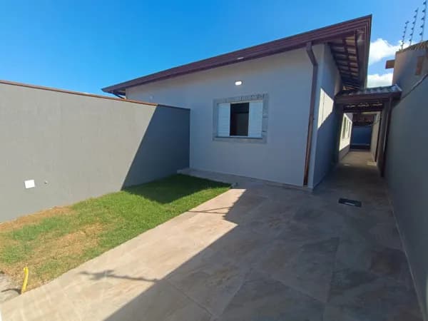 Casa com 2 quartos, sendo 1 suíte, com piscina, à 500m da praia