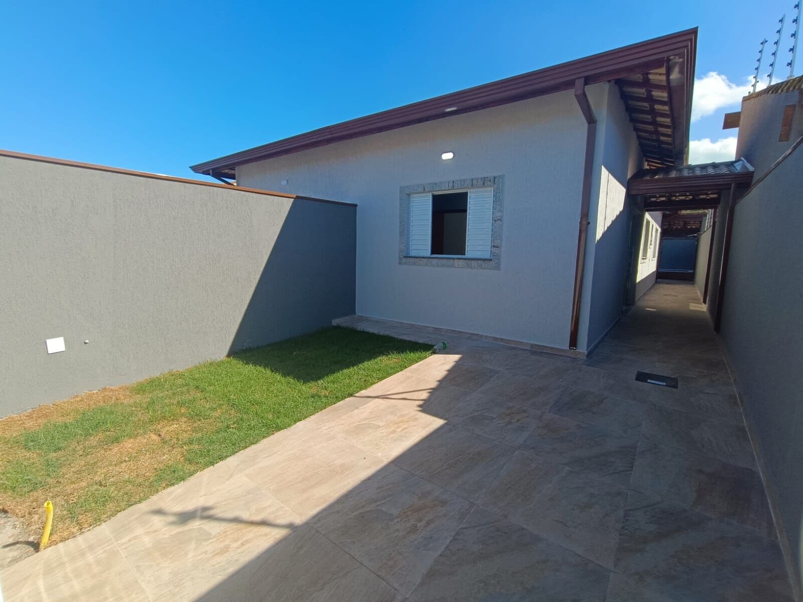 Casa com 2 quartos, sendo 1 suíte, com piscina, à 500m da praia