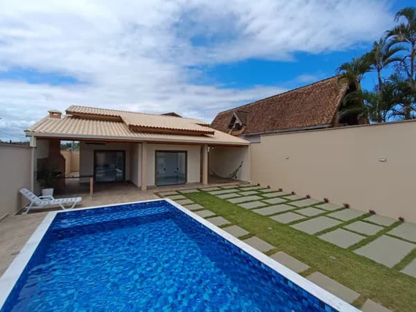 Casa com ótimo acabamento, 3 suítes, energia solar, piscina, à 200m da praia