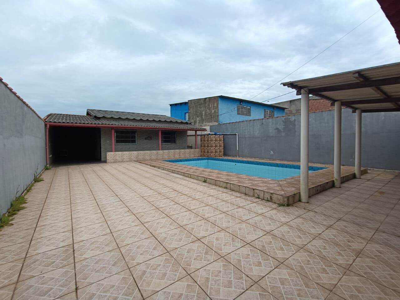 Casa com 3 quartos, piscina e lote inteiro