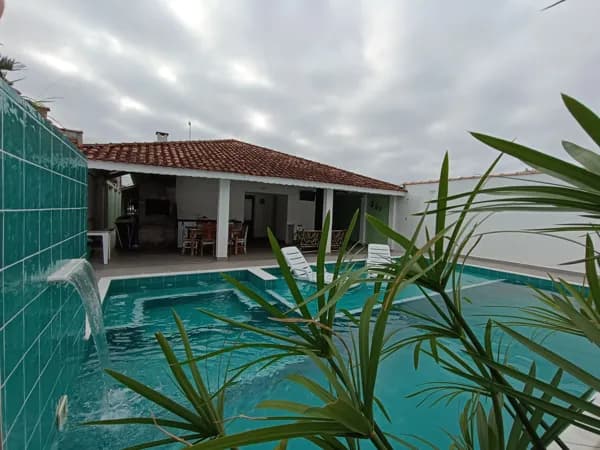 Casa com 3 quartos, sendo 1 suíte, à 500m da praia