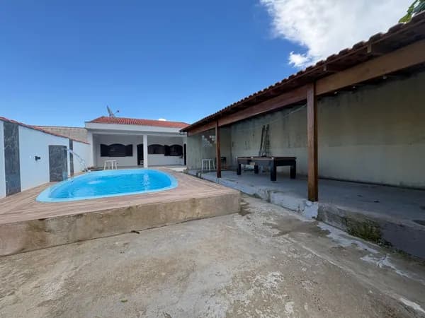 Casa com 2 quartos, 1 suíte, piscina e área gourmet coberta