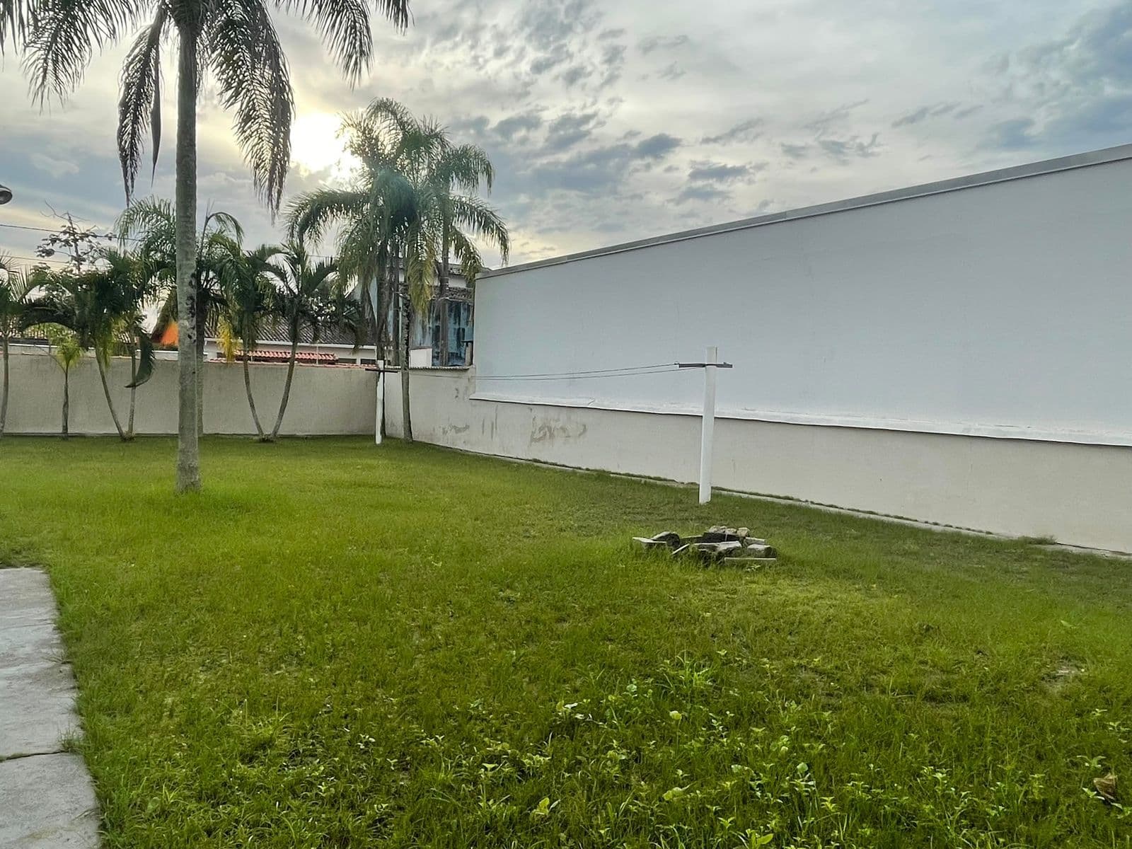 Terreno à 700m da praia, com 265m² de terreno