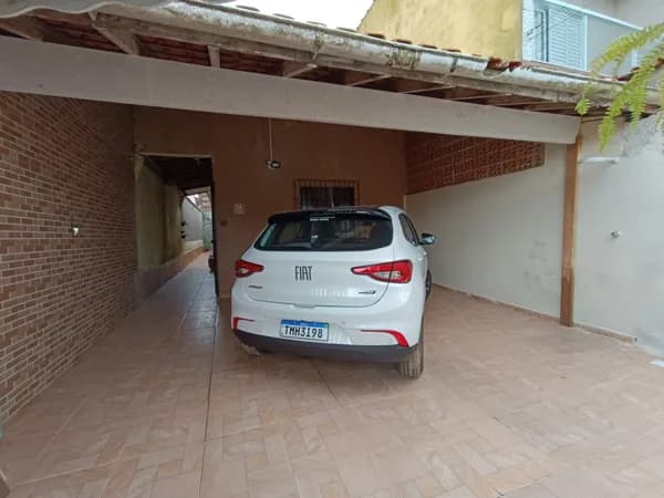Casa com 2 quartos, sendo 1 suíte, à 600m da praia