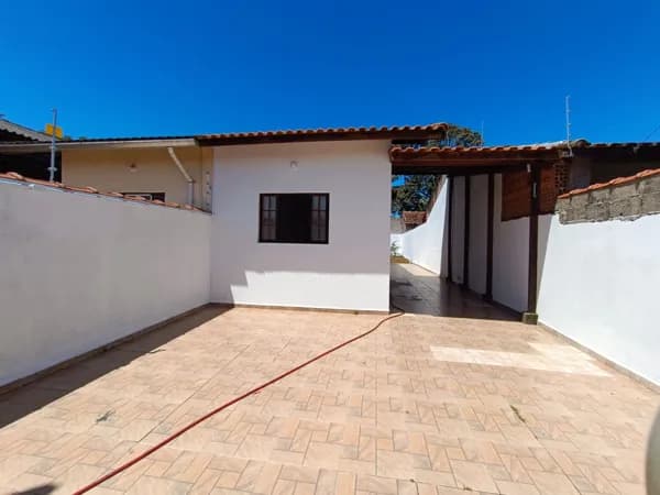 Casa em rua pavimentada, com 2 quartos, à 5 minutos do Centro