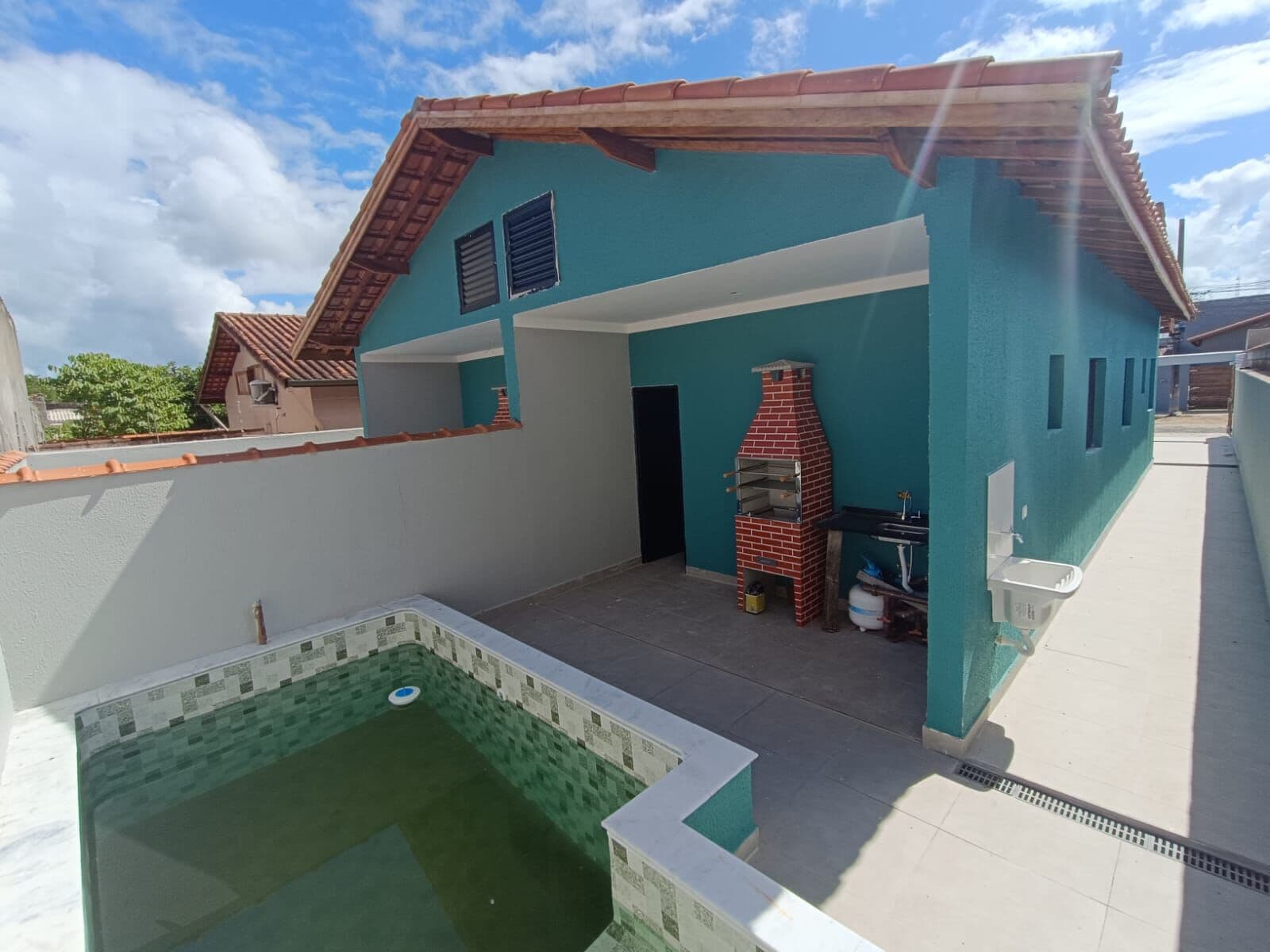 Casa com 2 quartos, sendo 1 suíte, piscina e área gourmet