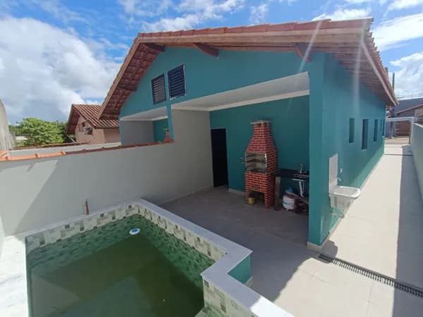 Casa com 2 quartos, sendo 1 suíte, piscina e área gourmet