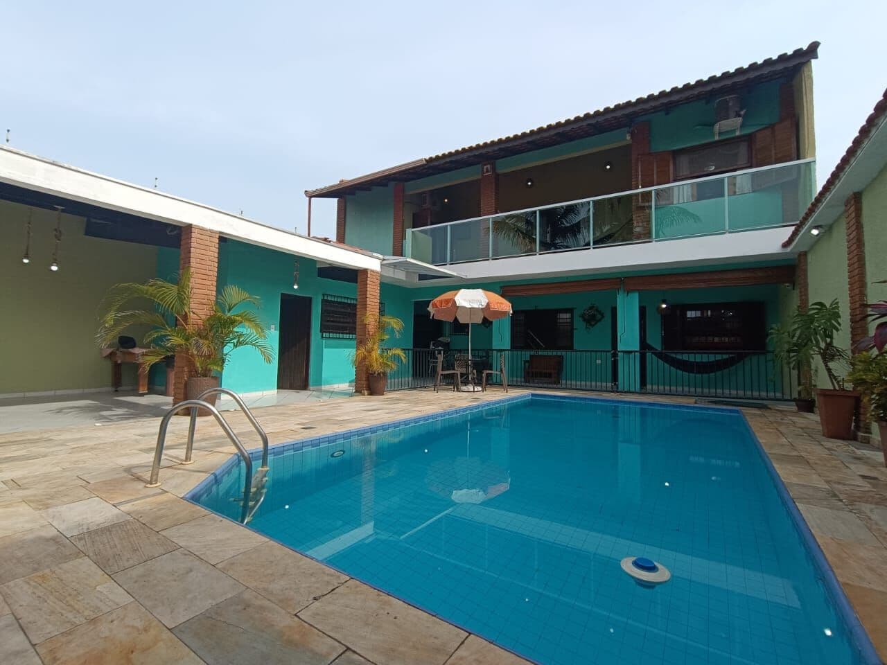 Casa à venda, à 100m da praia, com 4 quartos, sendo 1 suíte