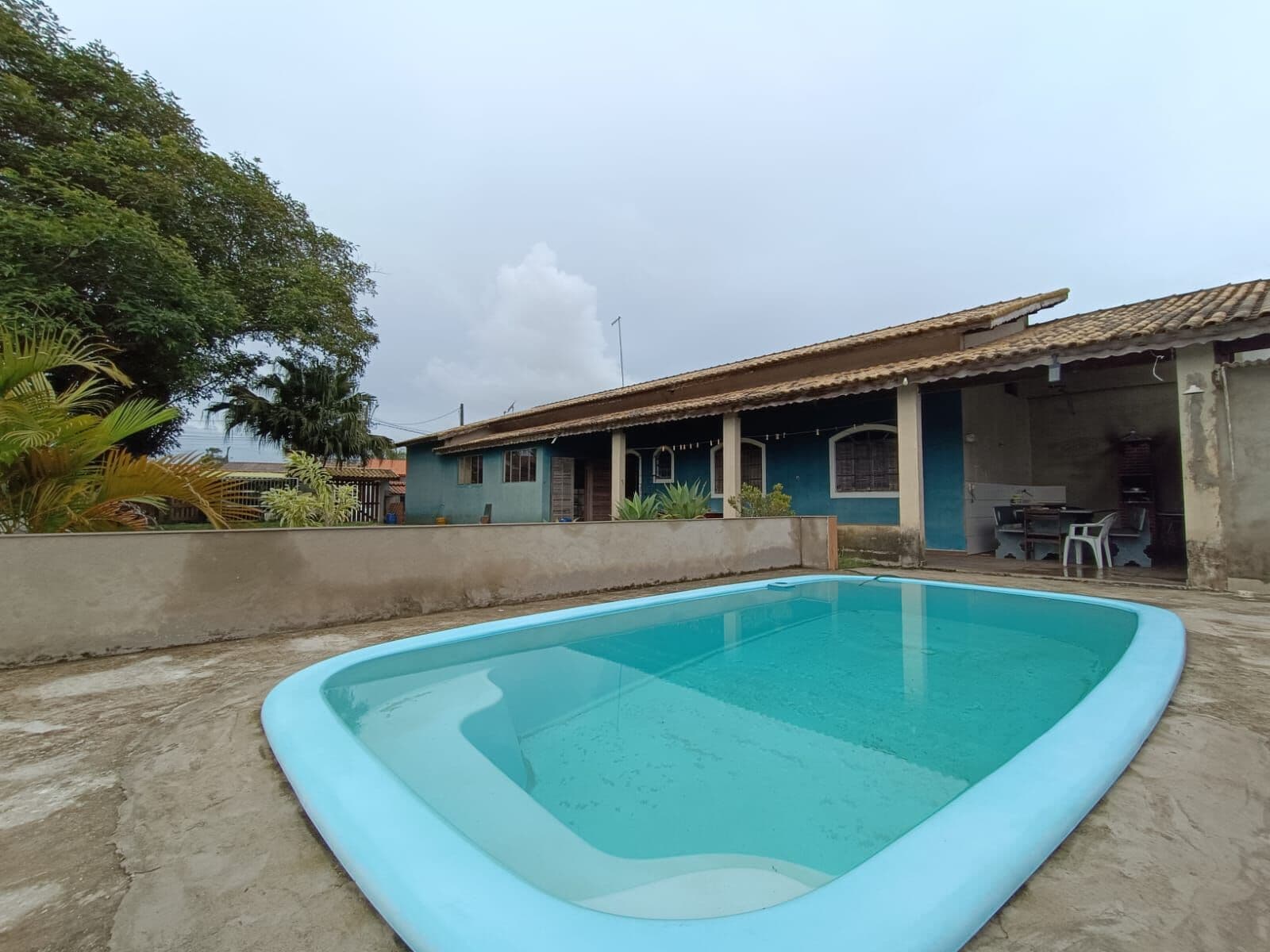 Casa com terreno enorme, à 600m da praia