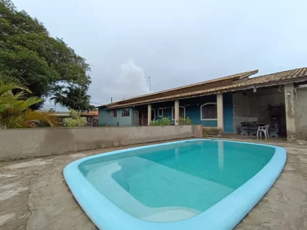 Casa com terreno enorme, à 600m da praia