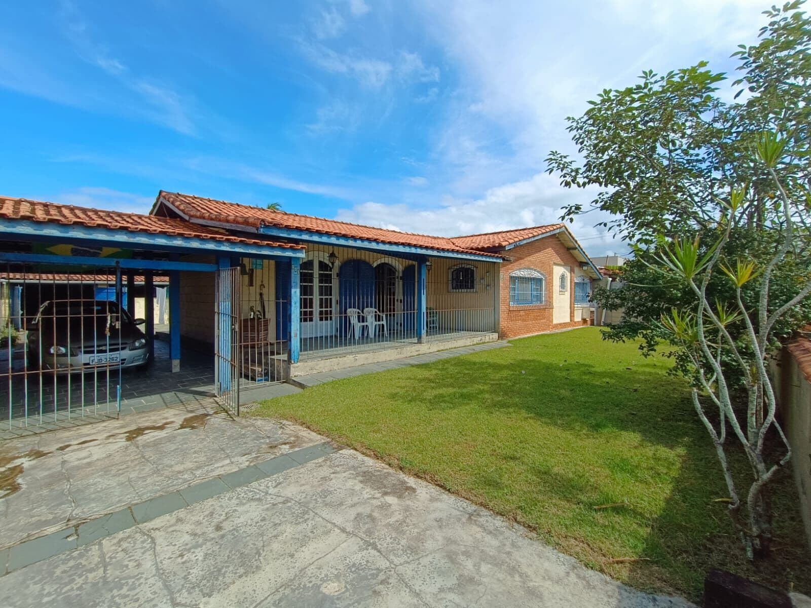 Casa grande, com 2 suítes, 600m² de terreno e edícula com +2 suítes, à 100m da praia