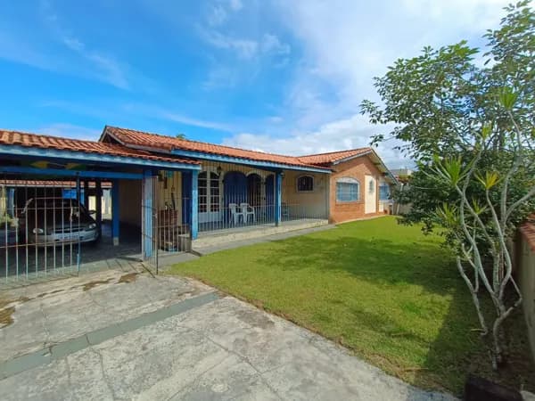 Casa grande, com 2 suítes, 600m² de terreno e edícula com +2 suítes, à 100m da praia