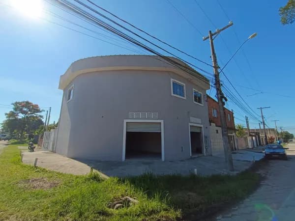 Prédio comercial/residencial com 2 aptos e 2 lojas