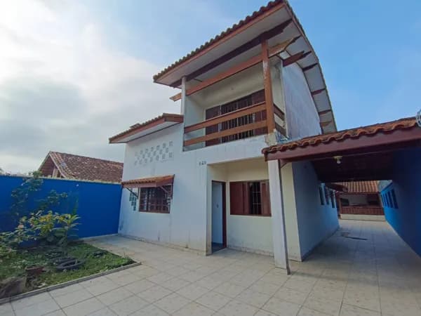 Casa com 5 quartos, sendo 2 suítes, porteira fechada, à 600m da praia