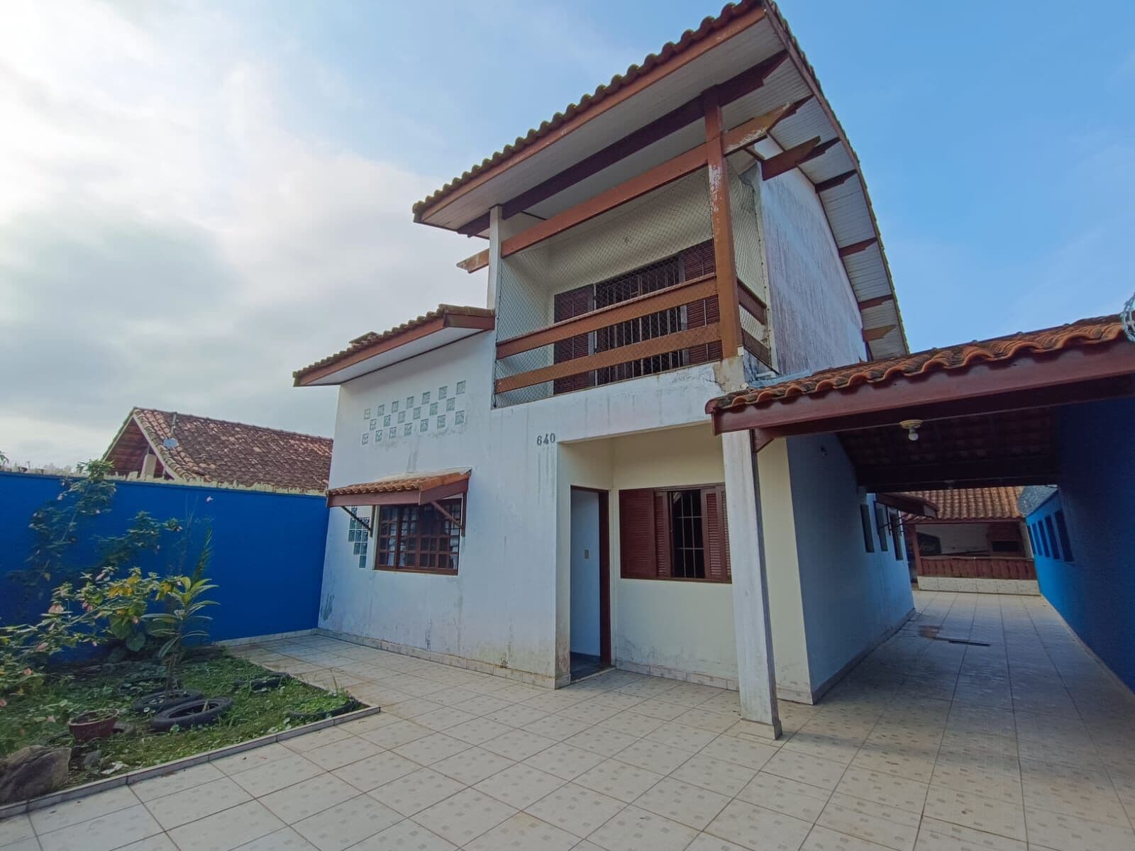 Casa com 5 quartos, sendo 2 suítes, porteira fechada, à 600m da praia