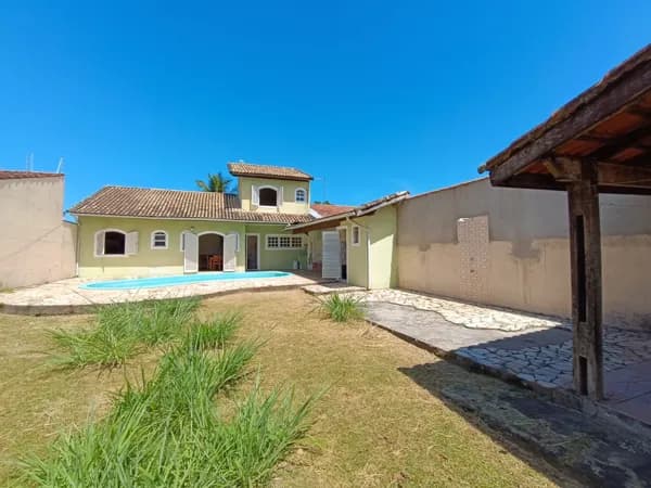 Casa com 2 quartos, sendo 1 suíte, à 300m da praia