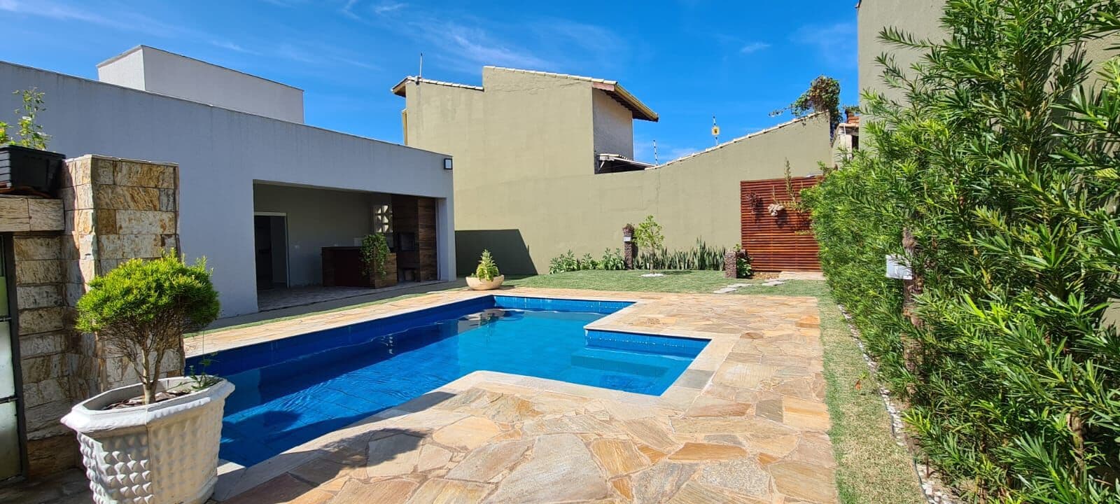 Casa com 3 quartos, sendo 1 suíte à 200m da praia