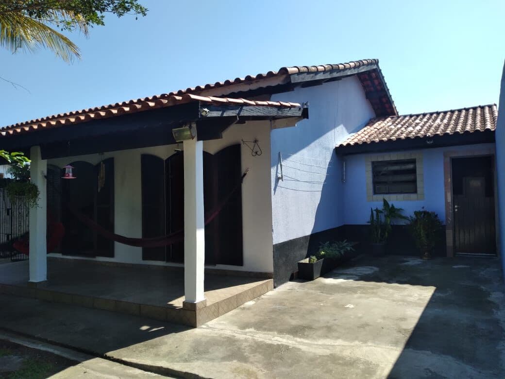 Casa com 4 quartos, sendo 1 suíte, à 500m da praia