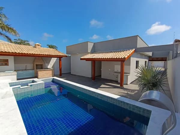 Casa com 3 quartos, sendo 2 suítes, com piscina e área gourmet à 200m da praia