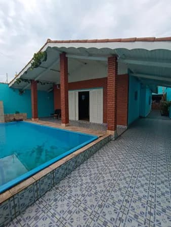 Casa perto da praia com 4 quartos, sendo 2 suítes
