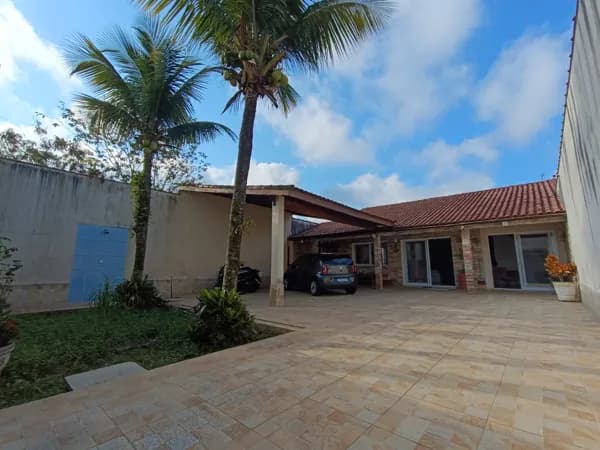 Casa à 300m da oraia, com 2 suítes, uma delas com closet, piscina e área gourmet