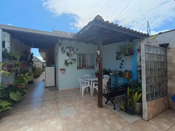 Casa com 2 quartos, sendo 1 suíte, à 700m da praia