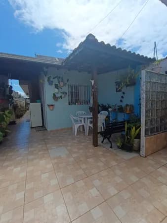 Casa com 2 quartos, sendo 1 suíte, à 700m da praia