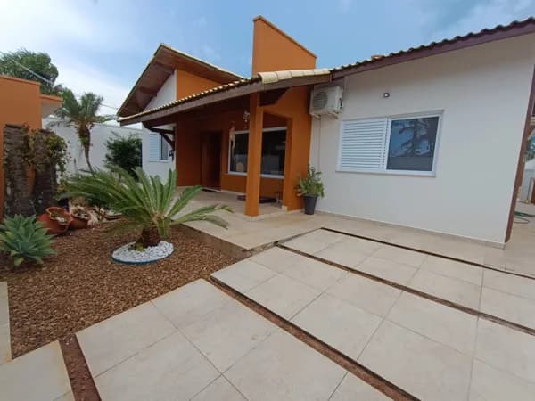 Casa toda climatizada com 5 quartos, sendo 3 suítes, piscina, à 300m da praia