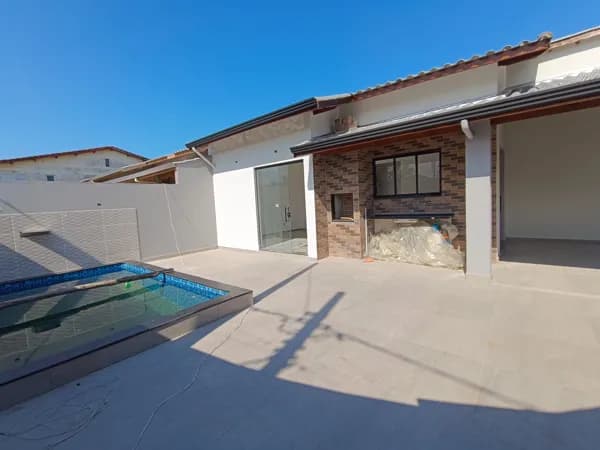 Casa com 2 quartos, sendo 1 suíte, piscina e churrasqueira à 50m da praia