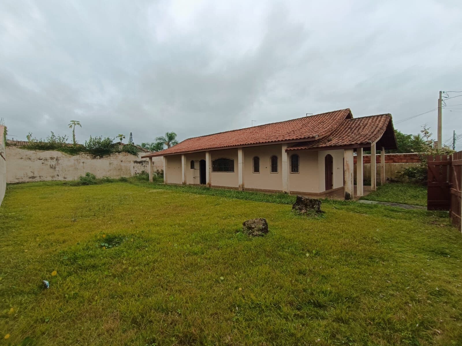 Casa com 3 quartos, sendo 1 suíte, à 300m da praia