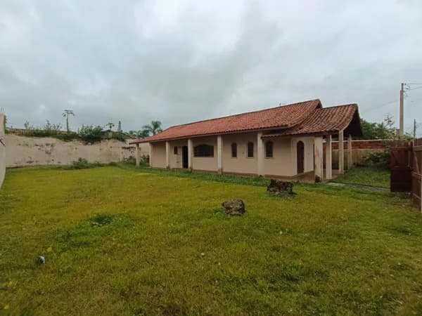 Casa com 3 quartos, sendo 1 suíte, à 300m da praia