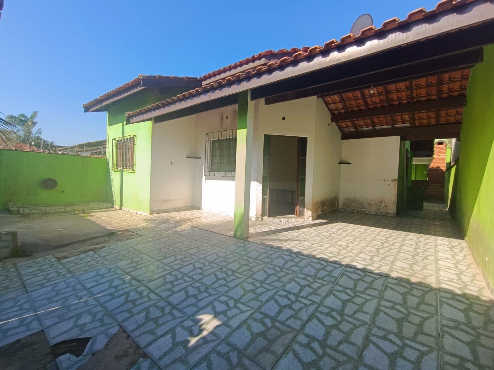 Casa com porteira fechada, com 2 quartos, sendo 1 suíte, área gourmet e piscina + edícula com 1 suíte, à 600m da praia