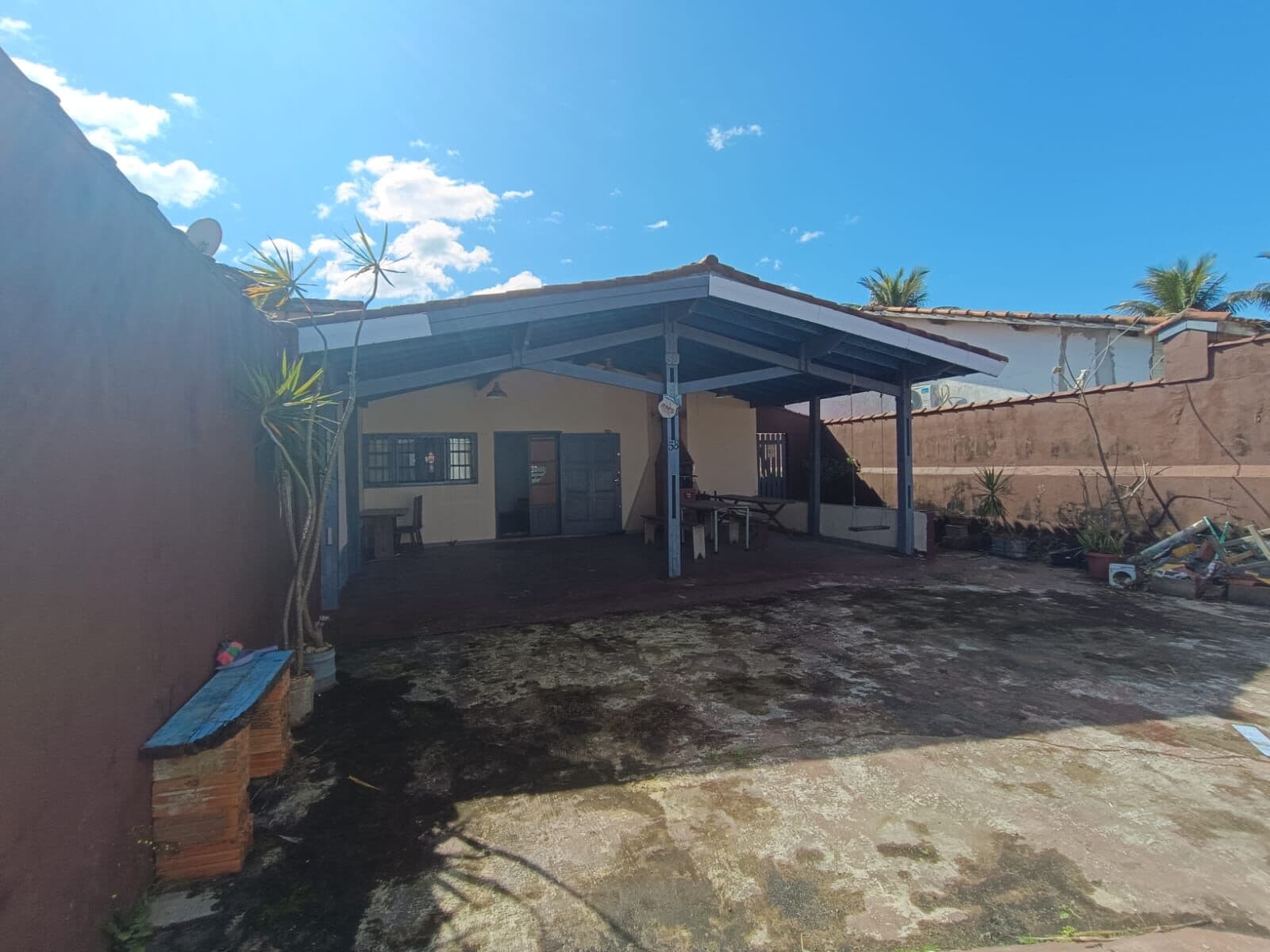 Casa à 100m da praia, com edícula nos fundos com 2 quartos, sendo 1 suíte